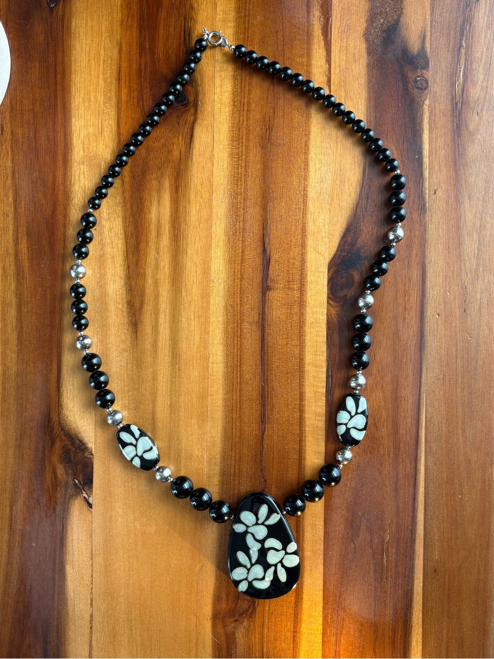 Vintage Lee Sands Mother of Pearl Enamel Beaded Necklace - Picture 2 of 5